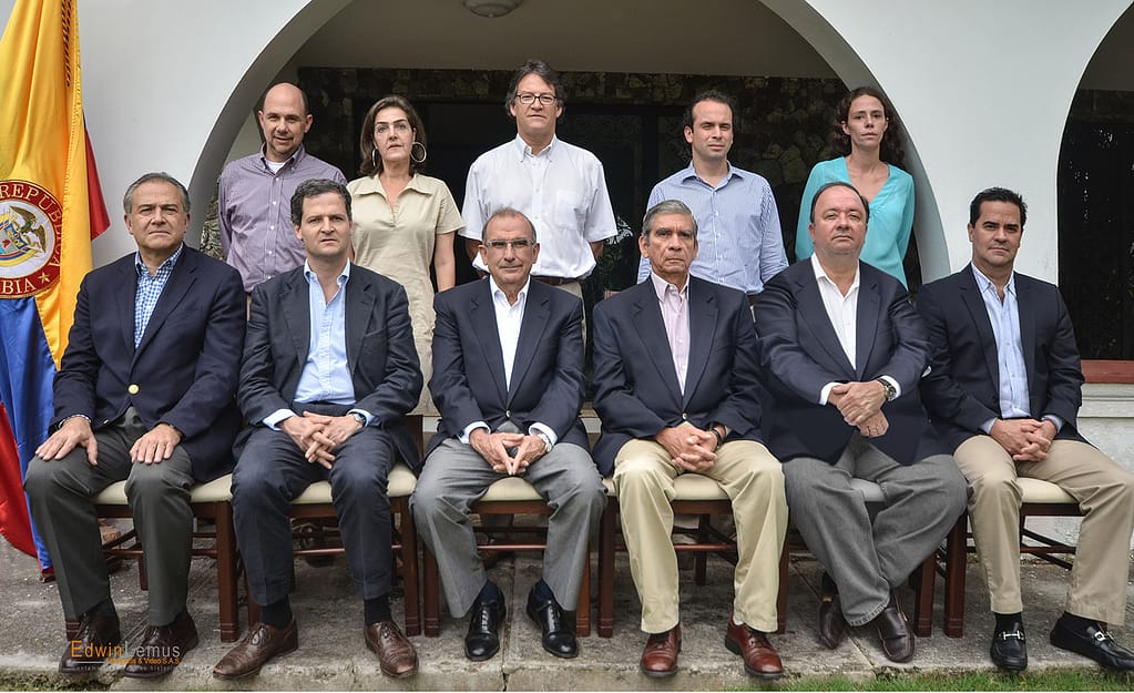 Retrato corporativo en Bogotá, grupo de negociadores de Paz en la Habana Cuba